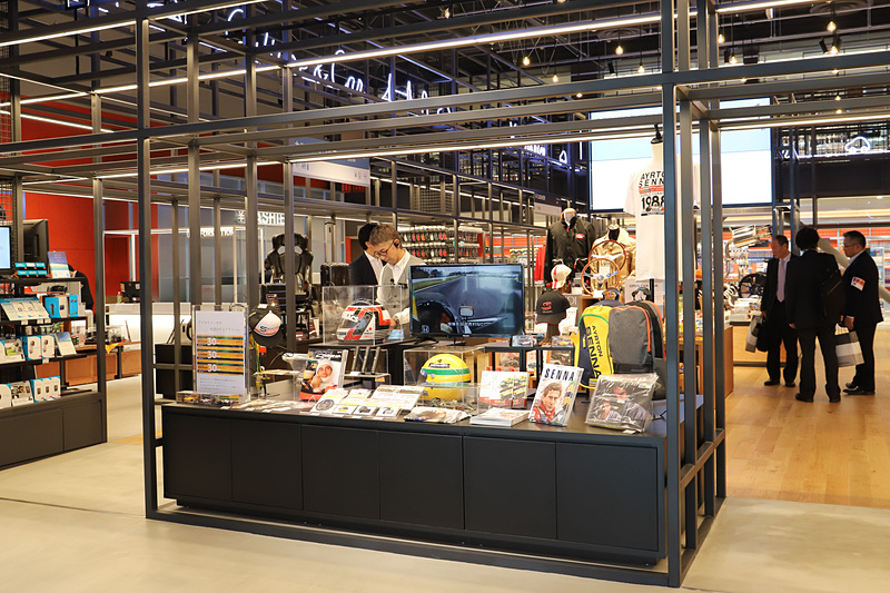 メインエントランスを入ると、季節ごとにアイテムが入れ替わるコーナーを設置