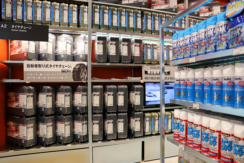 季節商品やドローンのコーナーもある