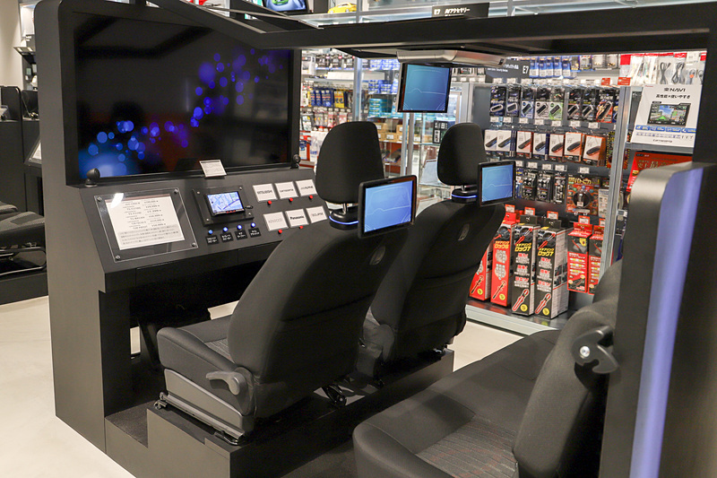 各メーカーのカーナビゲーションを実際の車両に近い状態で比較検討できる什器を採用。サウンドシステムやリアモニターも体感可能