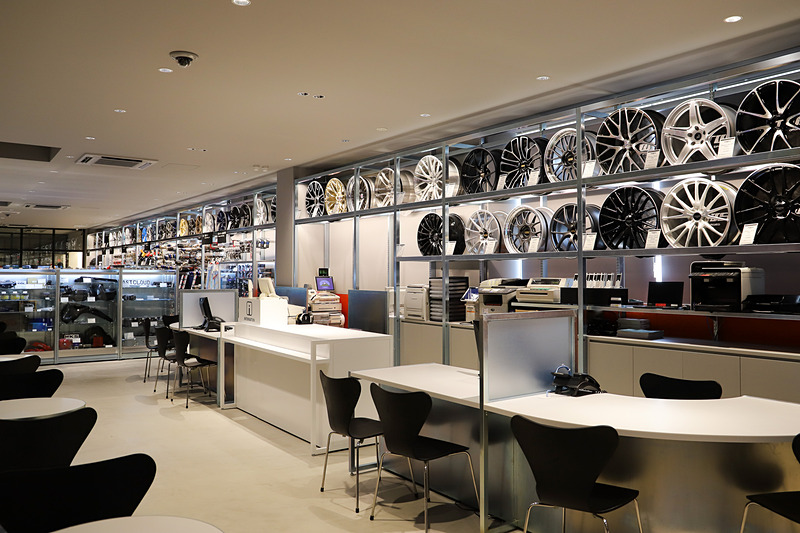 3階は壁面にホイールを展示