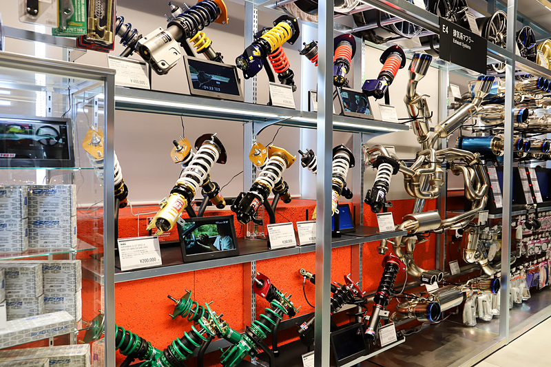 サスペンションやマフラーも展開