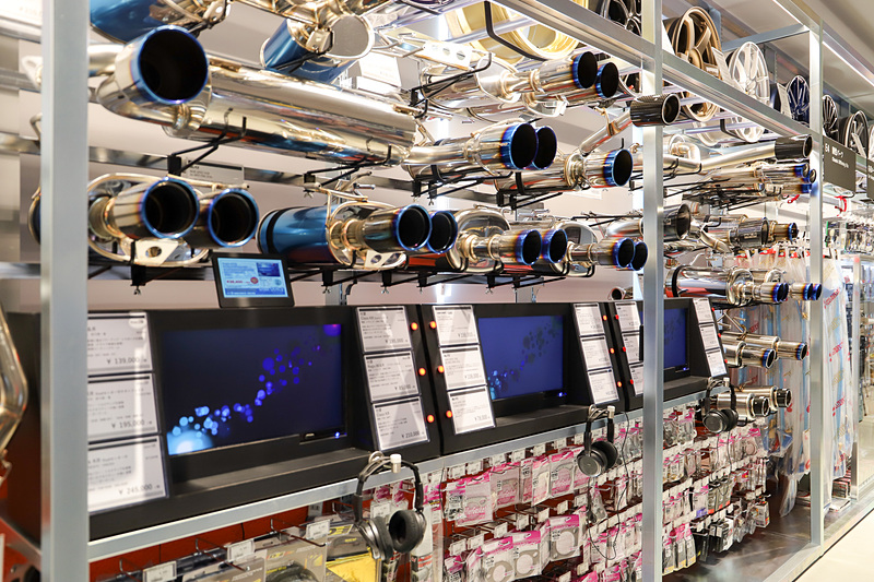 サスペンションやマフラーも展開