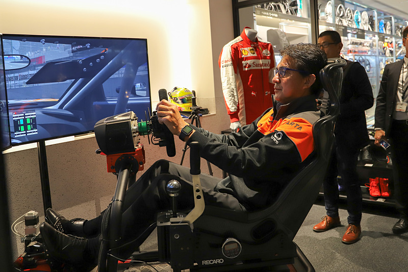 発表会のゲストで招かれていた鈴木亜久里氏がチャレンジするも、途中で酔ってしまったとのこと