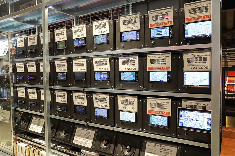 什器に備えられたカーナビ以外にも、1DINオーディオとともに数多くのモデルを揃える