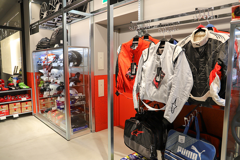 ヘルメットやレーシングスーツ、グローブ、シューズといった用品も取り揃える