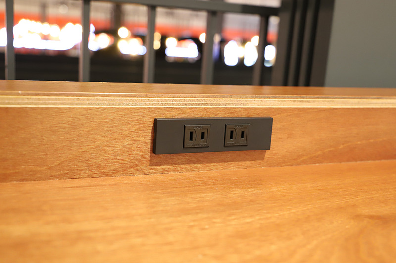 3階にも電源を備えるテーブルとイスを設置