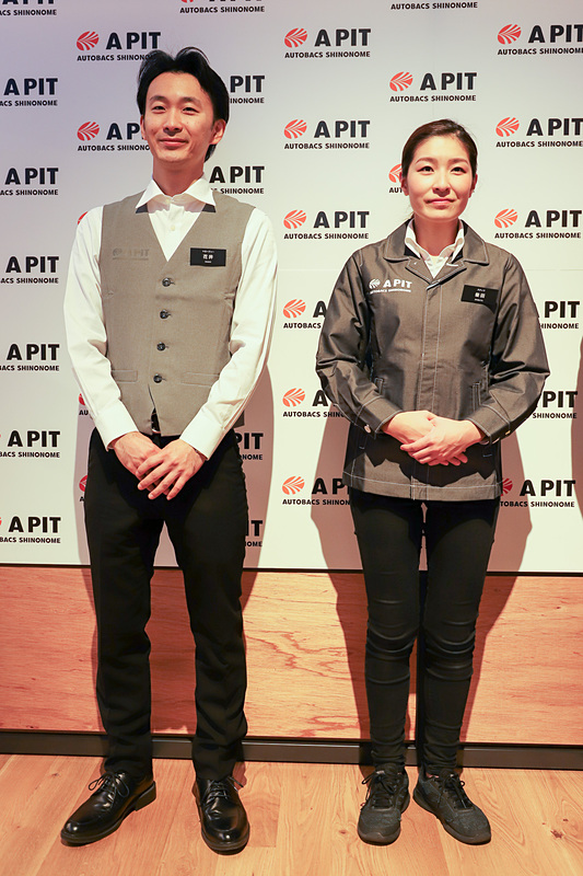 黒いベストはコンシェルジュとしてユーザーの要望に応え、クルマのライフスタイルを案内できるスタッフが、グレーのベストはカーライフナビゲーターという位置付けで、ライフスタイルの提案を案内できるスタッフがそれぞれ着用。ピットの責任者はオレンジのユニフォームを、ピットクルーはグレーのラインが入ったユニフォームを着用する