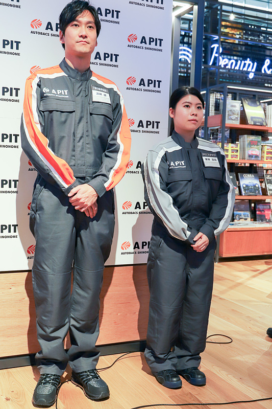 黒いベストはコンシェルジュとしてユーザーの要望に応え、クルマのライフスタイルを案内できるスタッフが、グレーのベストはカーライフナビゲーターという位置付けで、ライフスタイルの提案を案内できるスタッフがそれぞれ着用。ピットの責任者はオレンジのユニフォームを、ピットクルーはグレーのラインが入ったユニフォームを着用する