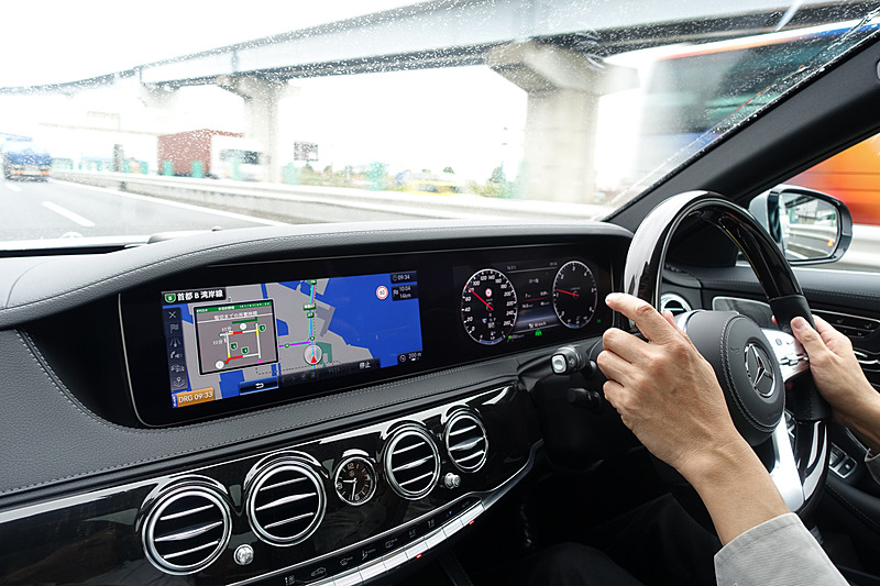 2つの高精細12.3インチワイドディスプレイを1枚のガラスカバーで融合させた「コックピットディスプレイ」が特徴的なインテリア。発進加速のわずかなタイミング以外には“ディーゼルっぽさ”を感じない