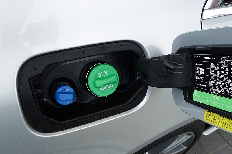 使用燃料はもちろん軽油。タンク容量は70Lで、排出ガスを浄化する「AdBlue」の補給もここから行なう