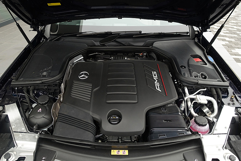 「M256」型の直列6気筒DOHC 3.0リッター直噴ターボエンジンは最高出力320kW（435PS）/6100rpm、最大トルク520Nm（53.0kgm）/1800-5800rpmを発生