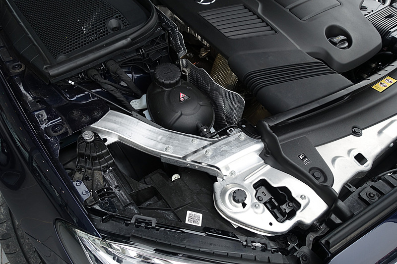 「M256」型の直列6気筒DOHC 3.0リッター直噴ターボエンジンは最高出力320kW（435PS）/6100rpm、最大トルク520Nm（53.0kgm）/1800-5800rpmを発生