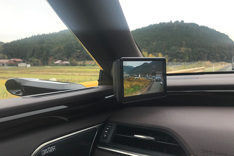 世界初搭載のデジタルアウターミラー。目線の移動が少なくて済むので、慣れると見やすい