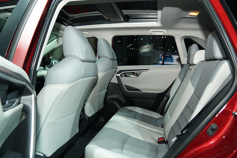 新型RAV4のインテリア