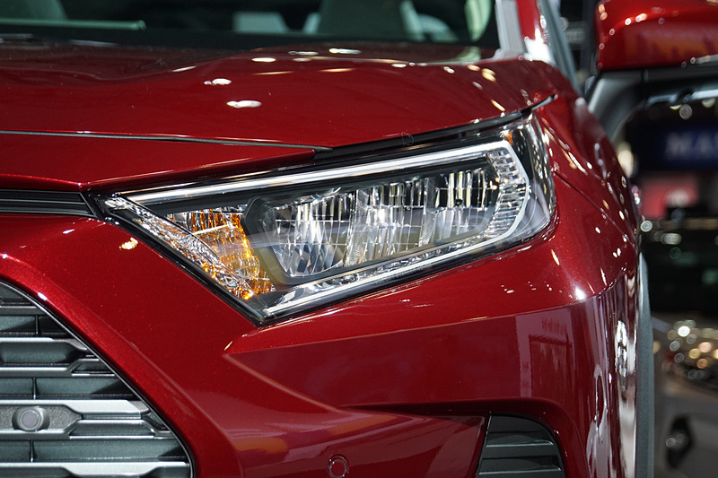 2018年のニューヨーク国際自動車ショーで公開された新型RAV4（北米仕様）。ボディサイズは4595×1855×1700mm（全長×全幅×全高）、ホイールベースは2690mm