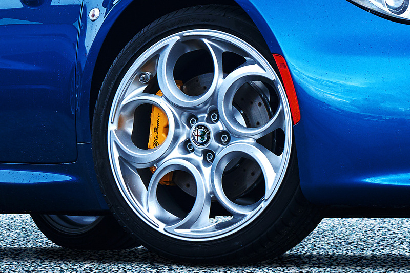 シルバー仕上げの18-19インチ アロイホイールを装備する4C スパイダー イタリア