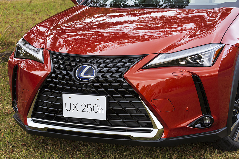 スピンドルグリルには立体的なブロックパターンを採用