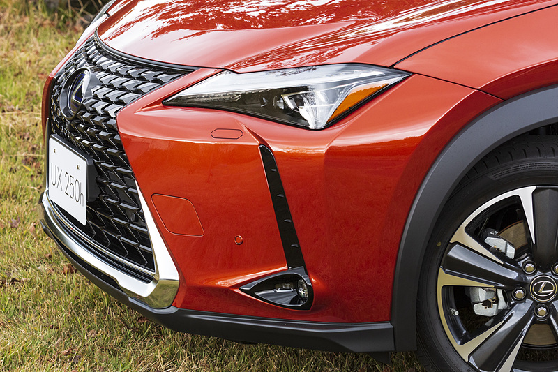 スピンドルグリル下部にはアンダーガードをモチーフとしたメッキフレームを採用