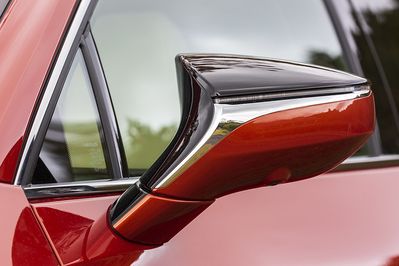 ドアミラーにはLEDターンランプを内蔵。“version C”以上は自動防眩、ヒーター機能などを内蔵したオート電動格納式になる