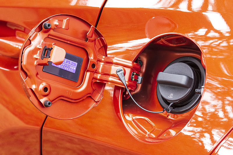 ガソリンは無鉛レギュラー仕様。タンク容量は43L