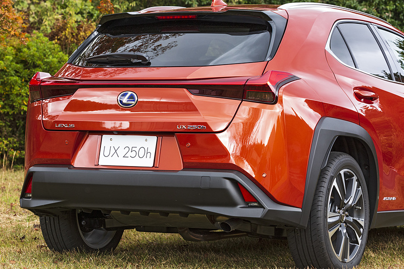 フロントと同じくスピンドル形状のリアエンド。ハイブリッド車ながらマフラーエンドが見えるデザインとなっている