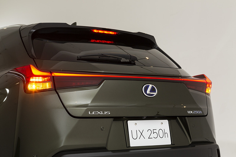 継ぎ目のない翼形状のリアコンビランプ