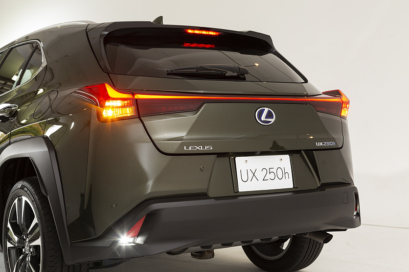 バックランプはバンパー下部に付く