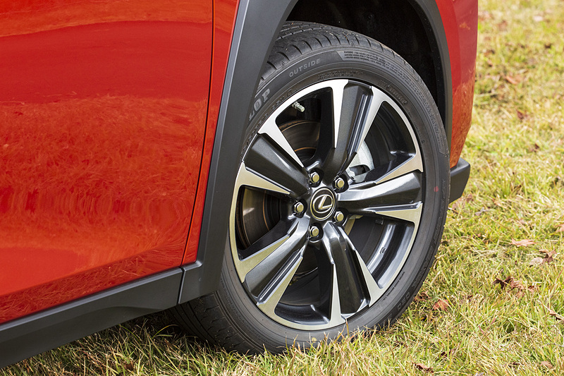 ダークグレーメタリックと切削光輝を組み合わせた18インチアルミホイールを装着。タイヤはランフラットタイプで225/50 RF18を履く