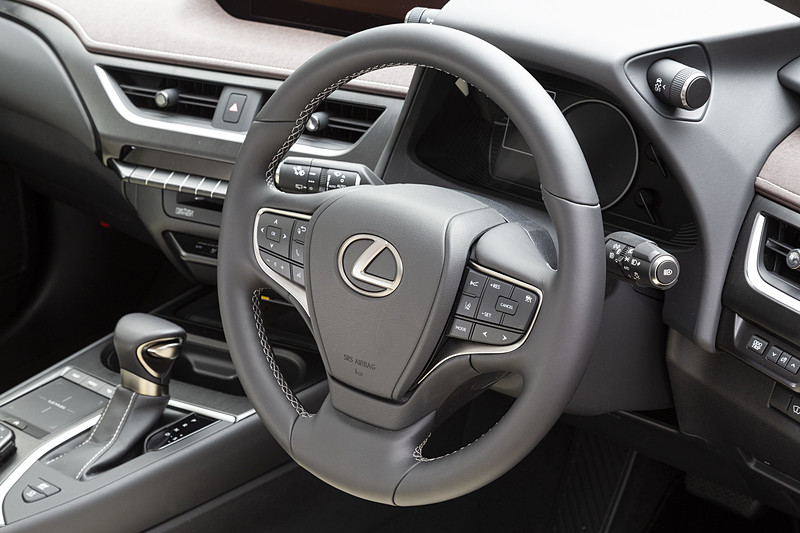 本革ステアリングは全車標準