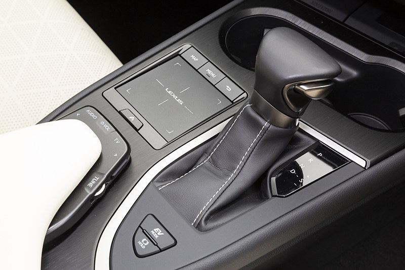 本革シフトノブも全車標準装備