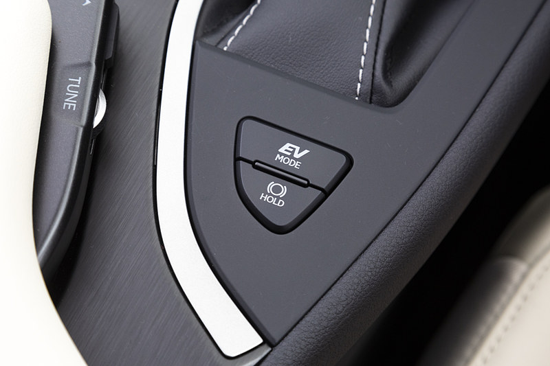 シフト後方にEVモードスイッチなどがある
