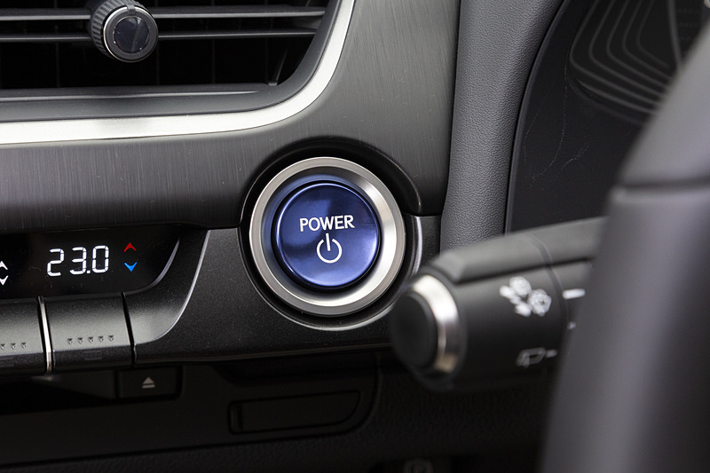 スタートスイッチはハイブリッド車ならではのブルー