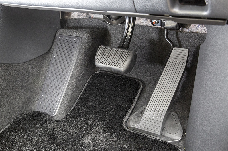 ペダルまわり。パーキングブレーキはステアリングコラム左側