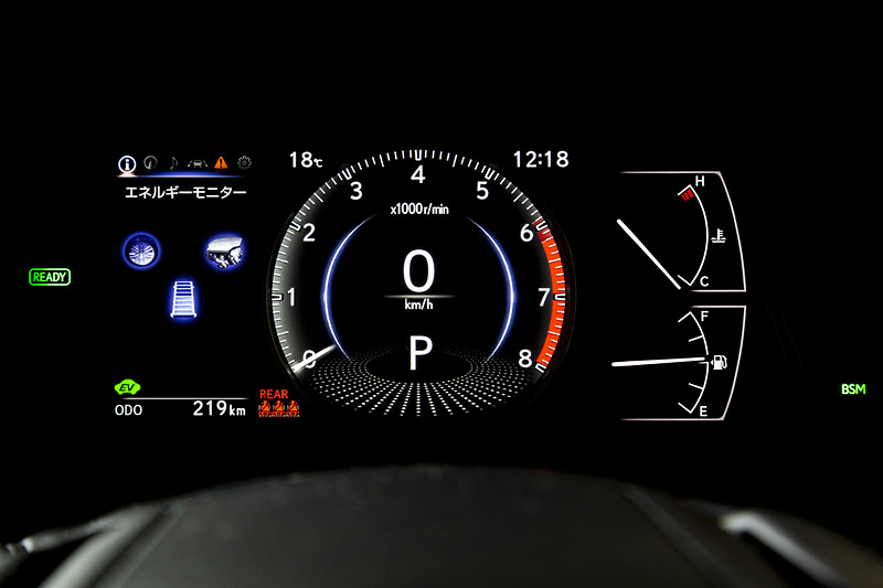 7インチ液晶を使ったメーターパネルは高い視認性を持つ