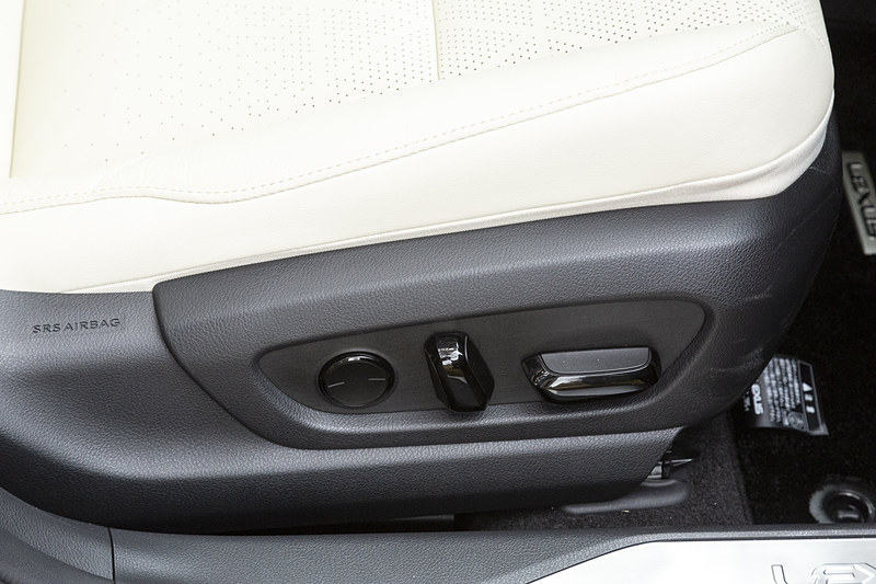 “version C”以上は運転席、助手席ともに8ウェイのパワーシート