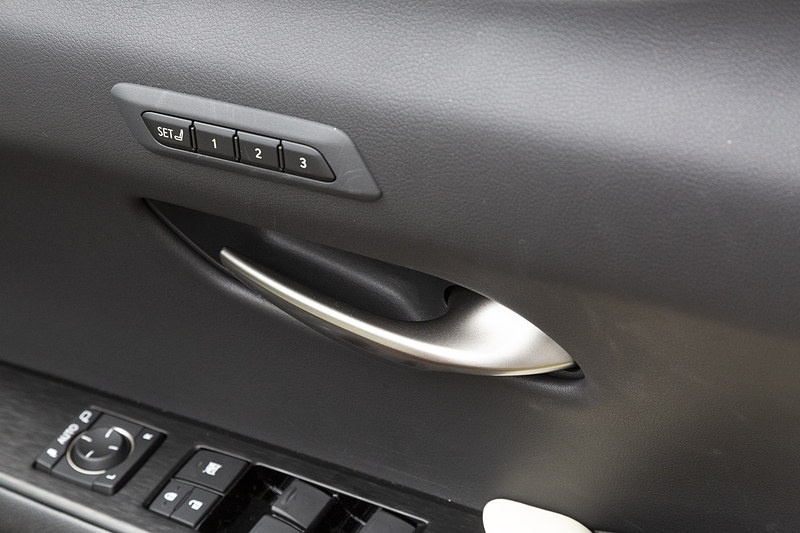 インナーハンドルまわりはフレームレスでスッキリした造形