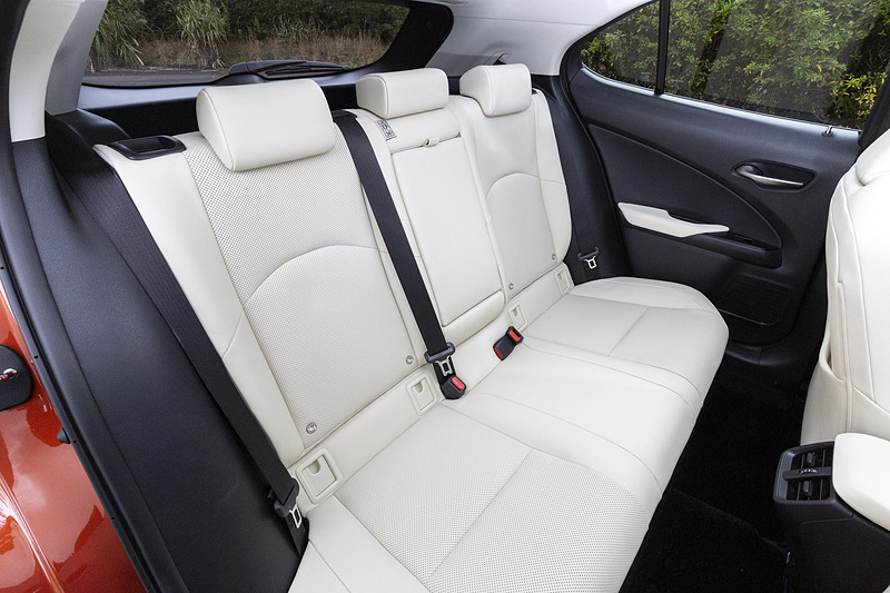 リアシートは6：4分割可倒式