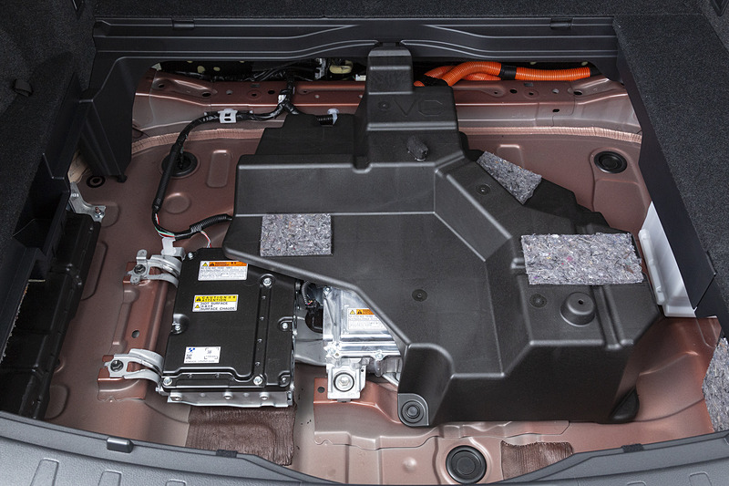 アンダーボックスの下には電装系部品が納められている