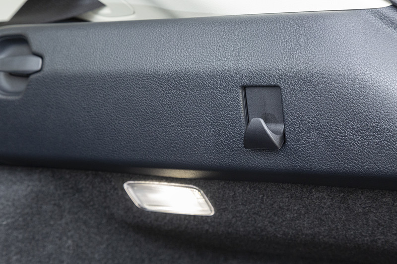 右サイド壁面にはフックと照明