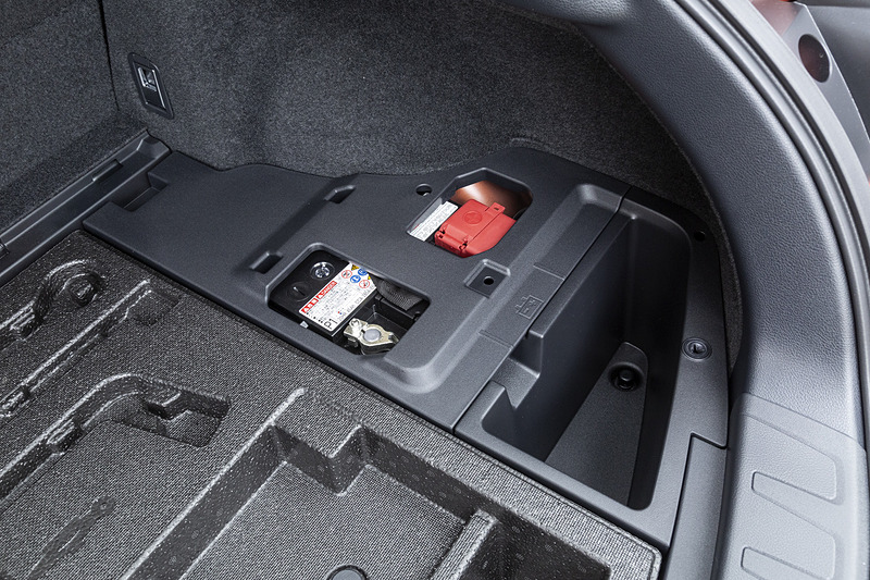 収納の前方には12Vバッテリーが収まる