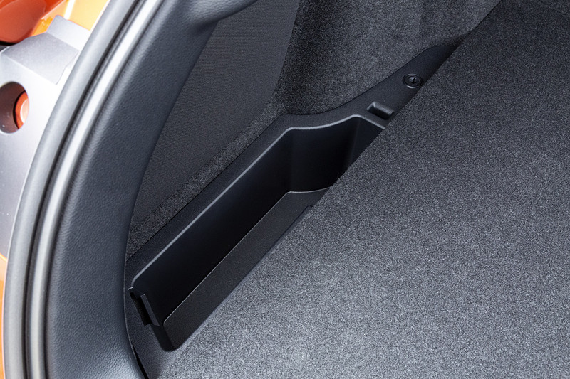 左サイドにも収納がある