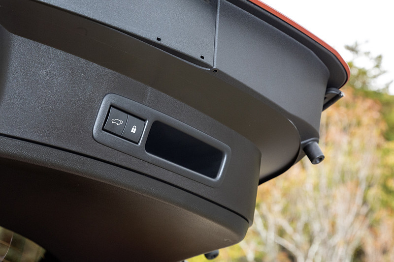 “version L”と“F SPORT”にはハンズフリーパワーバックドアを標準装備。バックドアのボタン以外にもキーを携帯している状態でバンパー下に足を出し入れすることで自動的に開閉できる