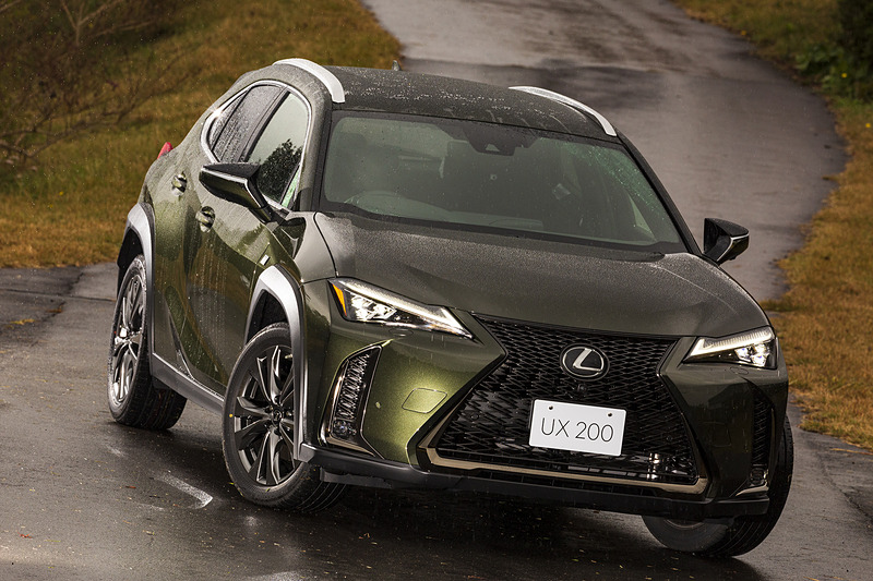 撮影車両のボディカラーはテレーンカーキマイカメタリック