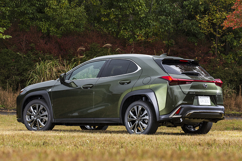 “F SPORT”専用アイテムによりノーマルモデルとは大きく印象が異なるエクステリア