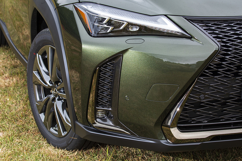 サイド部のメッシュやロワ部のメッキも専用アイテム