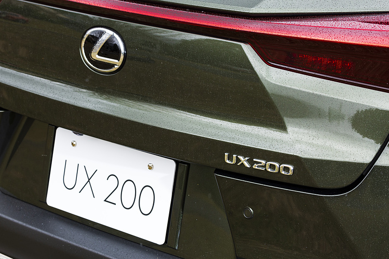 ガソリンエンジン車のバッヂは「UX200」