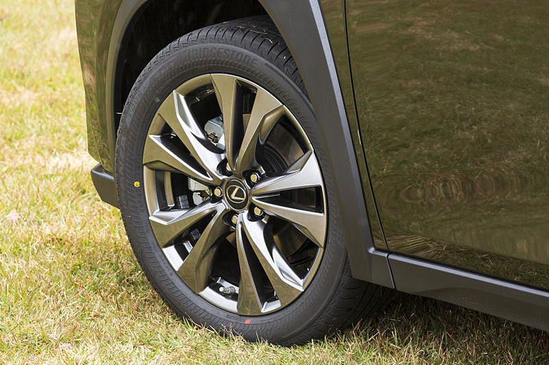 “F SPORT”専用の18インチアルミホイール。タイヤは225/50 RF18のランフラットタイプ