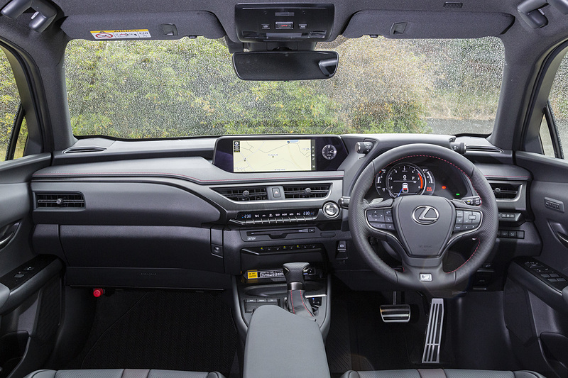 撮影車両の内装色は“F SPORT”専用のブラック