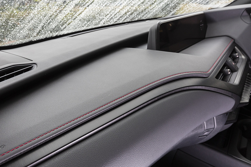 インパネ上部のシボも専用タイプ。ステッチはレッドに