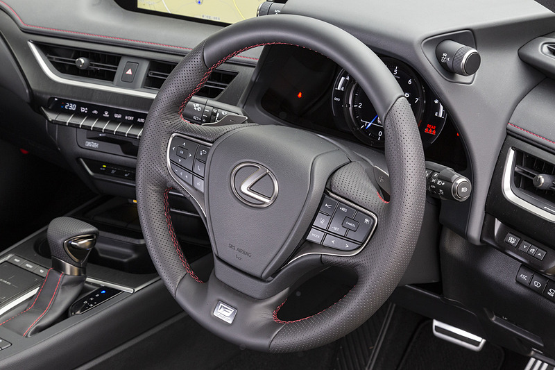 表面にディンプル加工が施された専用の本革巻ステアリングを装着。こちらもレッドステッチ